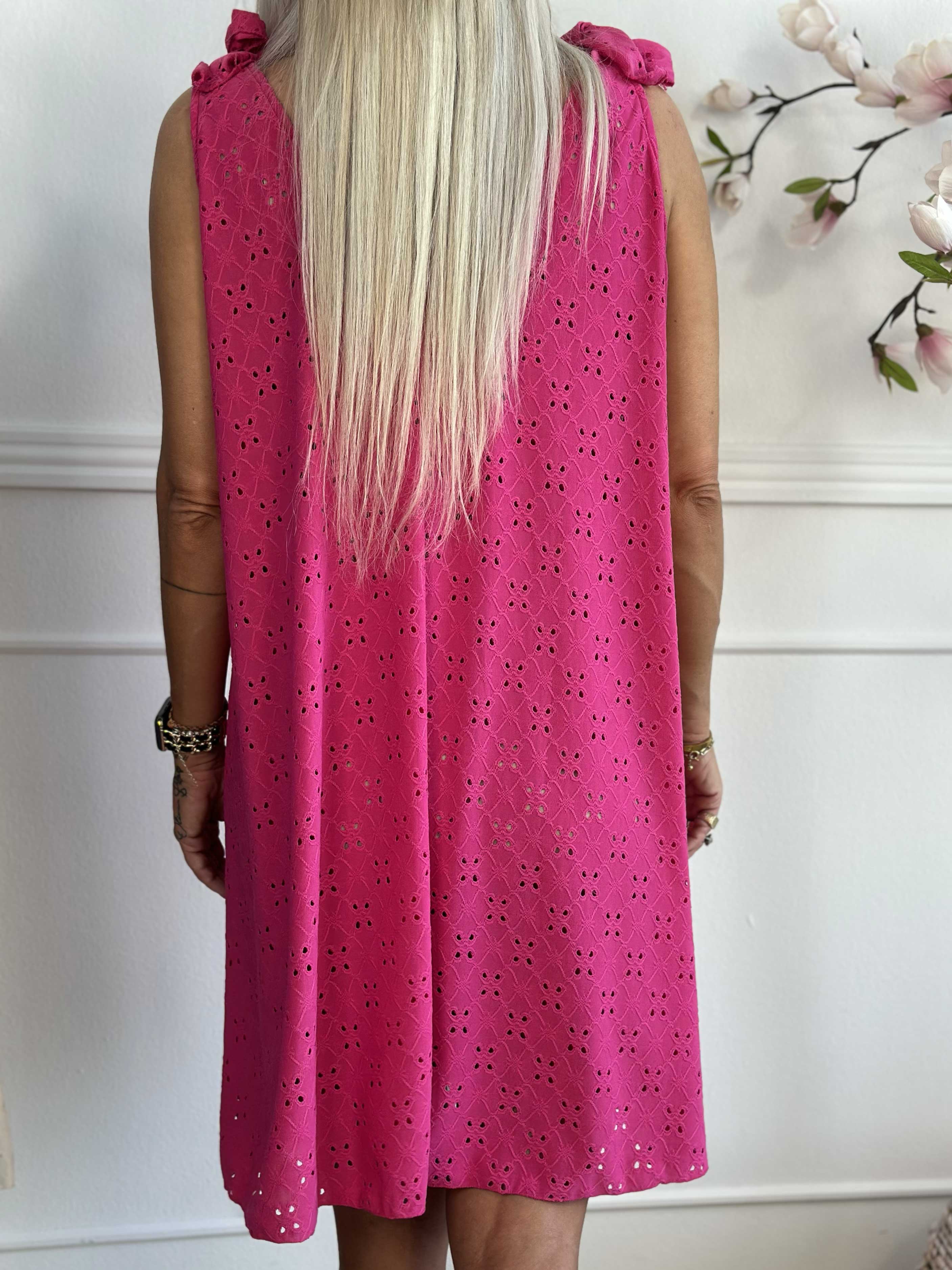 Likas - Blød og elastisk stropkjole med broderie anglaise